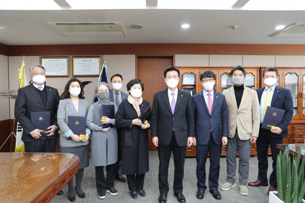 2020학년도 산학협력 우수교원 표창장 수여식에서 대학 관계자들과 수상자들이 기념촬영을 하고 있다.