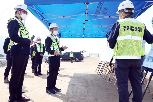 김한영 이사장(가운데)이 10일(수) 보성~임성리 3공구 현장에서 공사현황을 점검하고 있다.
