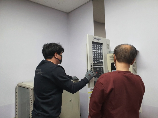 세종시 한 초등학교에서 화재예방 점검을 실시하고 있다.