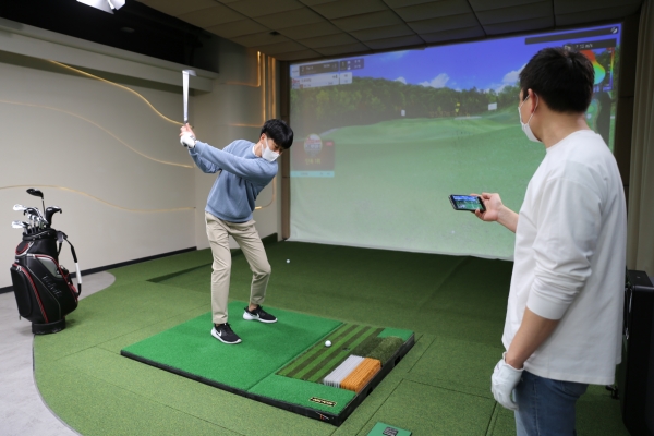 매주 목요일 마다 누구나 참여 가능한 스크린골프 네트워크 플레이 ‘라이브 매치 드루와!드루와!’를 진행한다.