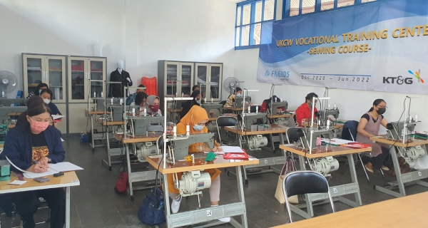 KT&G가 인도네시아 말랑(Malang) 소재 UKCW(Universitas Kristen Cipta Wacana) 대학 내에 ‘KT&G 인니 직업훈련센터’를 신설하고 지난 10일부터 무료 기술교육을 시작했다.