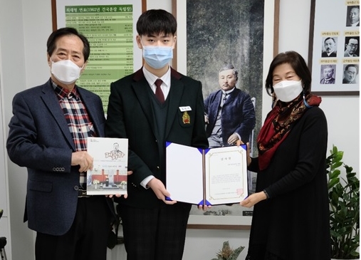 사진 왼쪽부터 안병학 최재형 기념사업회 홍보대사, 조민기 학생, 문영숙 최재형 기념사업회 이사장.