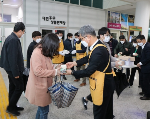 대전시청에서 시청직원들과 백설기데이 행사 개최