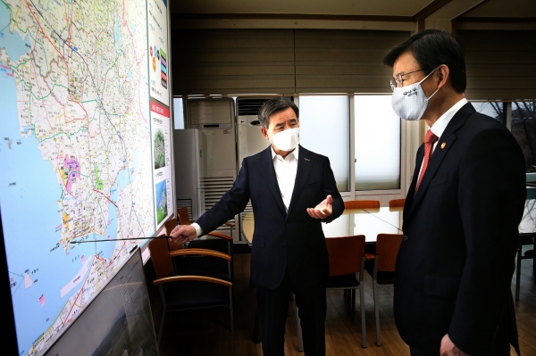 노박래 서천군수, 해양수산부 장관에 현안사업 지원 건의 모습