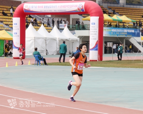 서산종합운동장 육상트랙에서 여자중학생부 참가학생이 결승선을 향해 달리고 있다.