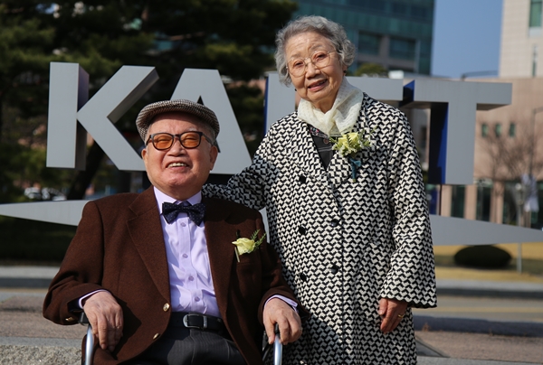 KAIST에 200억 원 상당의 부동산을 기부한 장성환(왼쪽), 안하옥 부부