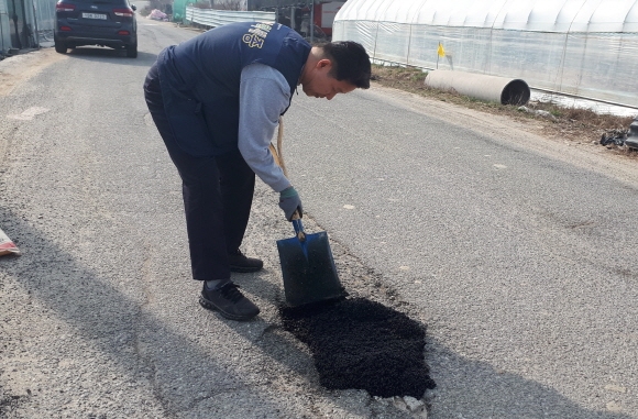 척척세종 생활민원기동처리반이 지난해 해빙기를 맞아 도로 포트홀을 보수하는 모습.