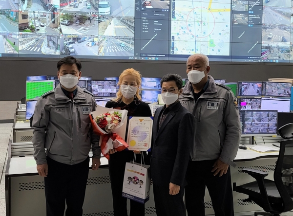 천안도시통합운영센터 CCTV 관제요원 정 모 씨(52)가 범인을 검거하는데 결정적 역할을 하며 동남경찰서장(총경 백남익)으로부터 15일 감사패 전달식 모습