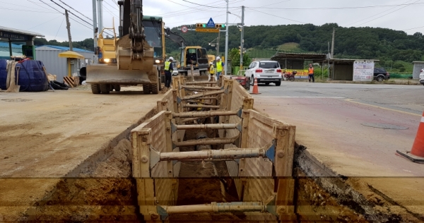 농어촌생활용수 상수관로 매설 장면