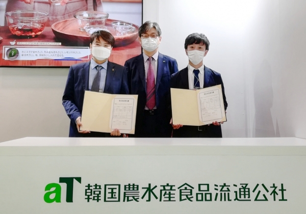 신선 참외 현장 수출계약 MOU 사진 * aT 장서경 일본지역본부장(가운데), 일본바이어사 관계자(우측), 농협인터내셔널 김진호 사장(좌측)