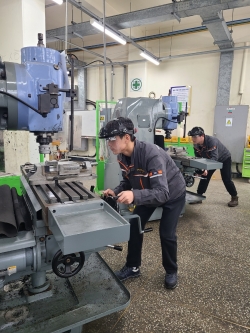 공업계고등학교 학생들이 개인실습장비 얼굴 보안경을 착용하고 실습을 하고 있다.