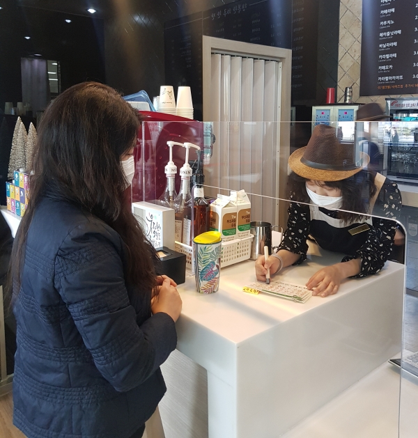 대전 서구청 1층 카페에서 직원이 종이컵 대신 개인 컵을 사용하고 있다.