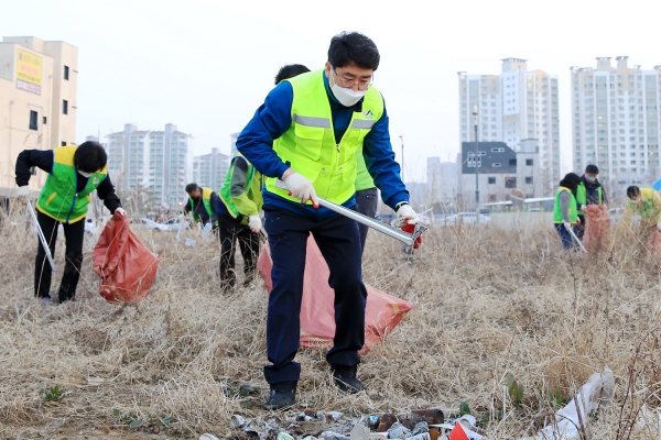 18일 새벽 석남동 예천2지구 일원에서 맹정호 서산시장이 청소하는 장면