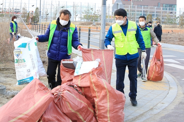 18일 새벽 석남동 예천2지구 일원에서 맹정호 서산시장 및 석남동 주민들이 국토대청소를 하는 장면