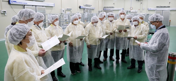 서산시의회(의장 이연희)가 집행부 주요사업 현장을 방문해 사업추진 현황을 점검했다. 사진은 학교급식지원센터 시설 점검 중인 의원들의 모습.