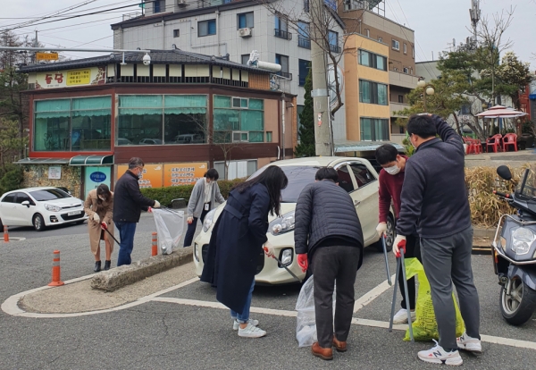 효월드에서‘봄맞이 대청소’ 실시 모습