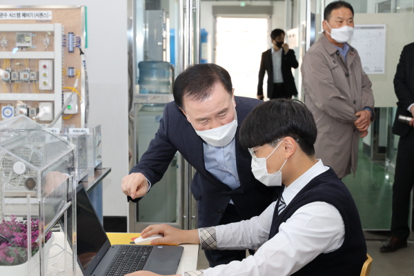 스마트팜 수업을 참관하고 있는 김지철 교육감