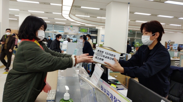 서구청 민원실에 탄원서를 제출하는 모습.