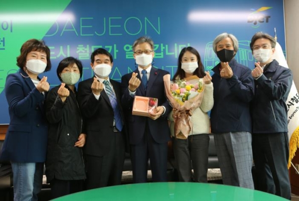 한국아동청소년그룹홈협의회 방영탁(사진 왼쪽 세 번째) 회장이 대전도시철도공사 김경철 사장     (사진 왼쪽 네 번째)에게 감사패를 전달하고 기념촬영을 하고 있다.