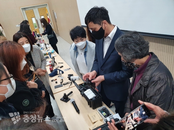 불법카메라 탐지 전문가에게 탐지기 운용 방법을 배우고 있다