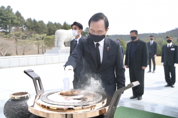 천안함 46용사 묘역을 참배 한 박상돈 시장 모습
