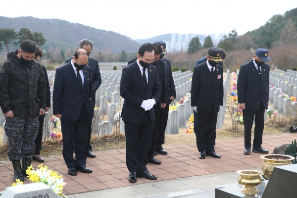 ​천안함 46용사 묘역을 참배 한 박상돈 시장 모습​