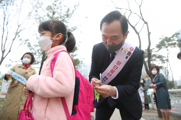 박상돈 천안시장이 24일 서당초등학교 앞에서 코로나19 방역수칙 이행 캠페인을 펼치고 있다.