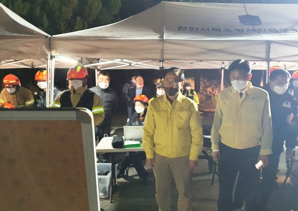 박상돈 천안시장이 지난 23일 오후 8시 13분경 성거읍 소재 해태제과 공장에서 화재가 발생함에 따라 현장을 방문해 피해상황을 점검하고 있다.