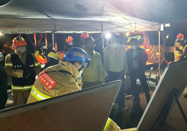 박상돈 천안시장이 지난 23일 오후 8시 13분경 성거읍 소재 해태제과 공장에서 화재가 발생함에 따라 현장을 방문해 피해상황을 점검하고 있다.