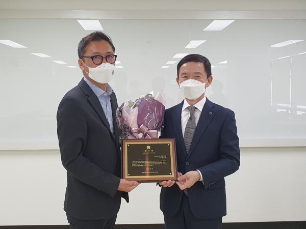 대전신용보증재단은 23일 현대프리미엄아울렛 대전점에서 감사패 수여식을 진행했다.