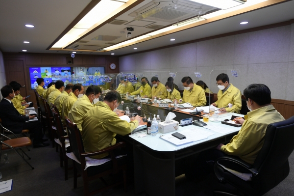 코로나19 중대본 영상회의는 각 중앙부처 및 17개 시·도가 함께 참석해 개최