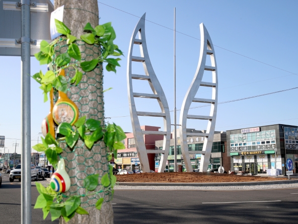 태안군청오거리 회전교차로 중앙교통섬에 설치 중인 주 조형물과 전신주에 설치된 작품 모습