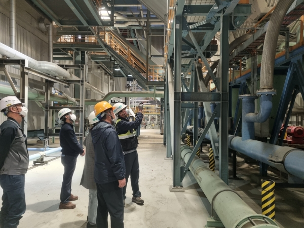 태안 10호기 현장에서 서부발전 설비담당자가 중소기업 관계자들에게 국산화 대상설비를 설명하고 있다