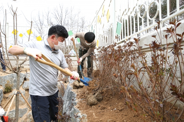 제76회 식목일을 맞아 대전해든학교에서 나무심기 행사 실시 모습