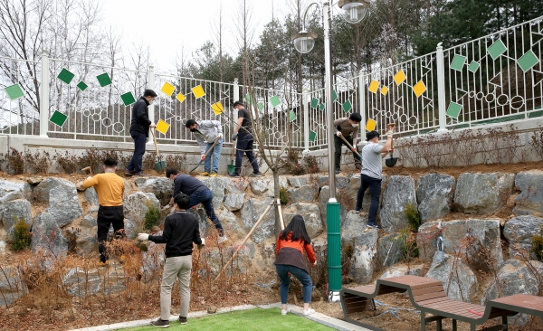 제76회 식목일을 맞아 대전해든학교에서 나무심기 행사 실시 모습