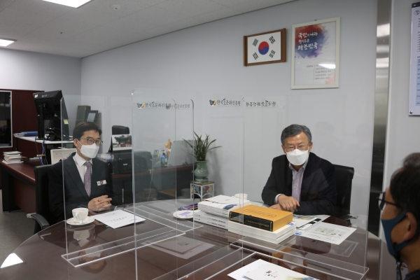 김명수 과학부시장이 업무보고를 받고있다.