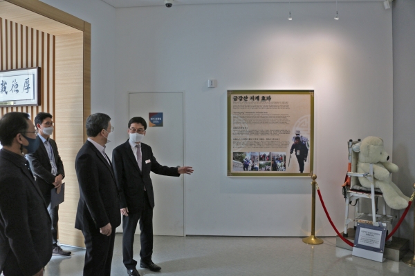 문용훈 원장이 김명수 과학부시장에게 지게효자를 설명하고있다