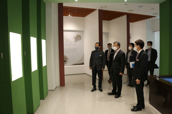 김명수 과학부시장이 진흥원 전시관을 둘러보고 있다.