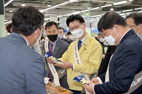 공주시-농협대전유통(주) 농특산물 홍보 판촉전에 참여한 김정섭 시장