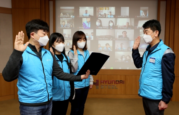 당진제철소 해피프리즘가족봉사단발대식에서 5기 가족대표가 발대식에서 선서하를하고 있다.