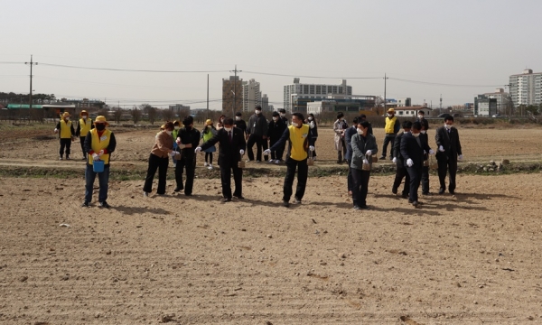 성환읍 주민자치회와 ‘대학농장 파종식’ 실시