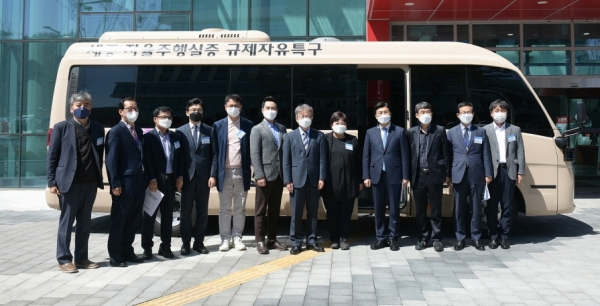 권칠승 중소벤처기업부 장관과 이춘희 세종시장이 세종 산학연산학연클러스터지원센터를 방문해 자율주행버스를 시승했다.