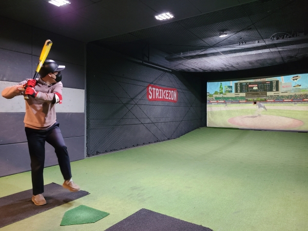 뉴딘콘텐츠의 스크린야구 브랜드 ‘스크라이크존’ 매장 전경