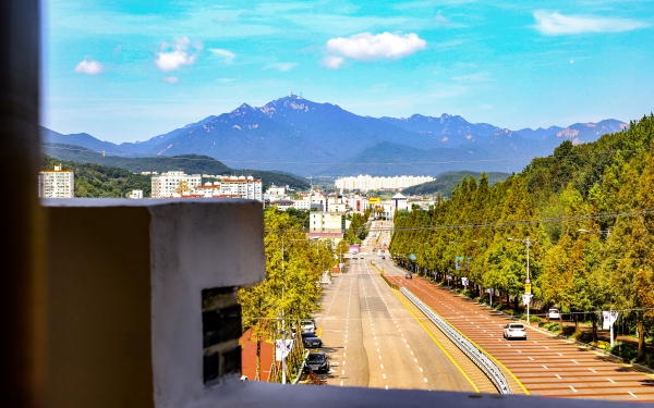 계룡문 일반에 개방 (계룡문에서 바라본 계룡산과 시내 전경)