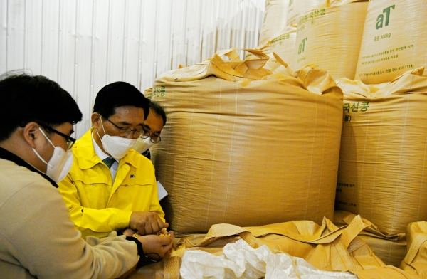 함평 민간창고를 방문한 aT 김춘진 사장  * aT 김춘진 사장(가운데)