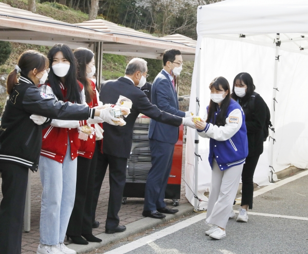한국영상대학교 총장(오른쪽에서 두번째)과 부총장(오른쪽에서 첫번째)가 학생들에게 간식을 나눠주고 있다.