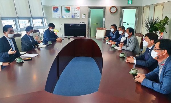 국산 밀 관계자 면담 현장 사진    * aT 김춘진 사장(좌측 첫번째), (사)국산밀산업협회 박성한 이사장(우측 세번째)