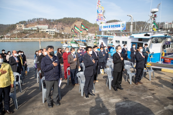 모항호 진수식에 참석한 김병숙 서부발전 사장(앞줄 오른쪽 두 번째)