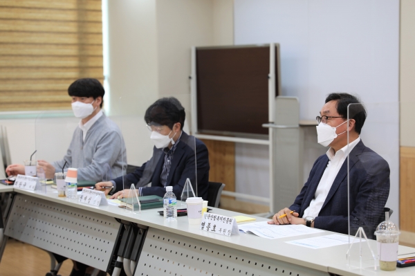 염종호(우측) 한국산림복지진흥원 부원장이 1일 대전 서구 둔산북로 한국산림복지진흥원 본원에서 열린 '임업인 실질적 지원방안 마련 소통간담회'에서 인사말을 하고 있다.