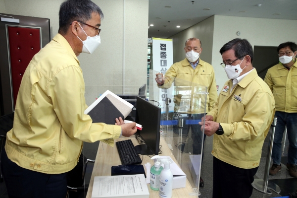 노박래 군수, 코로나19 백신 예방접종센터 현장점검 실시 모습